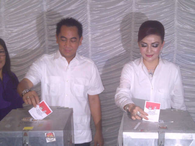 Gunakan Hak Pilih, Bupati Datangi TPS VI Ranoyapo