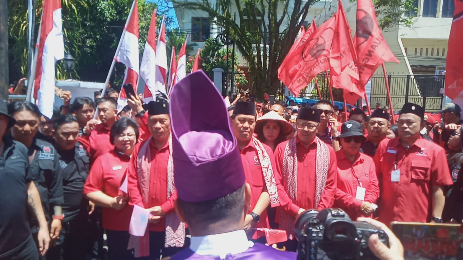 Diantar Dengan Nuansa Adat, PDIP Sulut Targetkan 25 Kursi di DPRD Sulut