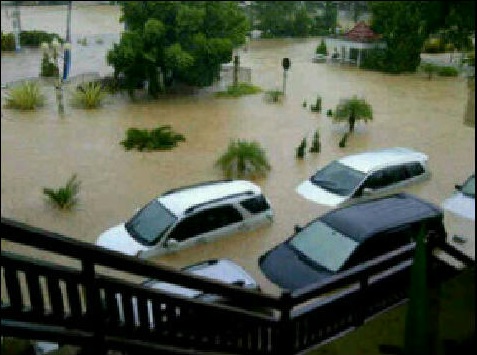 Manado Lumpuh Akibat Banjir, Kantor Walikota Terendam