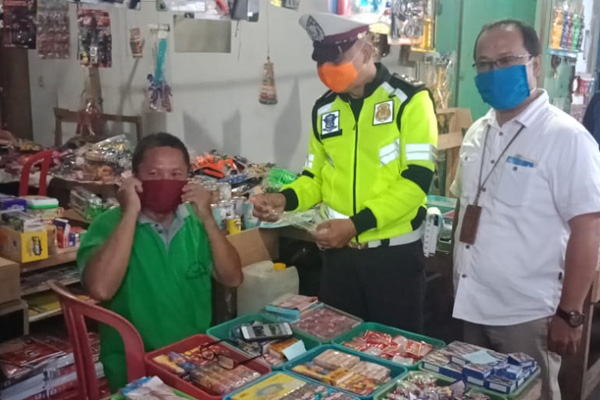 Polres Sitaro dan BRI Bagi Masker Kain di Pasar Ondong