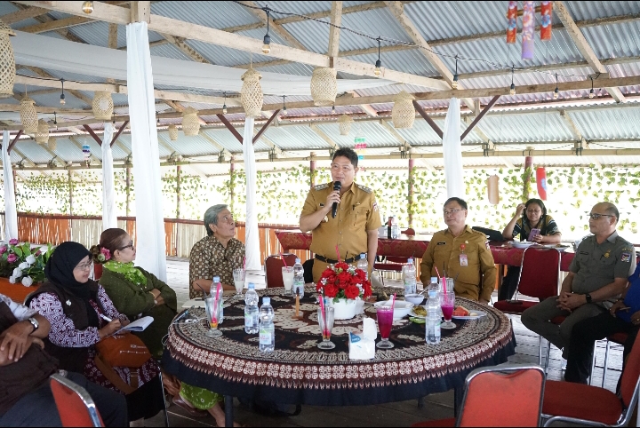 Sambangi Minahasa, Dewan Guru Besar UGM Berdiskusi Dengan Bupati Jemmy Kumendong