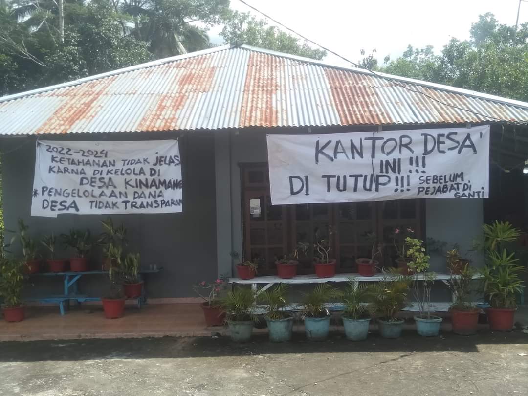 Segel Kantor Desa, Warga  Minta Bupati Minsel Ganti Penjabat Hukum Tua 