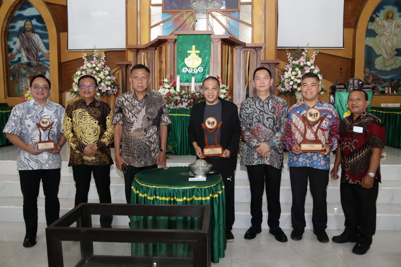 Pemenang Lomba-lomba Konas XVIII FK-PKB PGI Diberi Hadiah