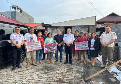 Caroll Senduk Serahkan Bantuan Untuk Korban Kebakaran