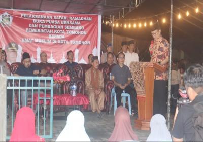 Safari Ramadhan, Walikota Tomohon Bagikan Sembako di Kampung Jawa