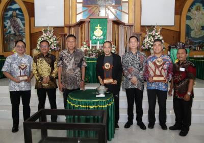 Pemenang Lomba-lomba Konas XVIII FK-PKB PGI Diberi Hadiah